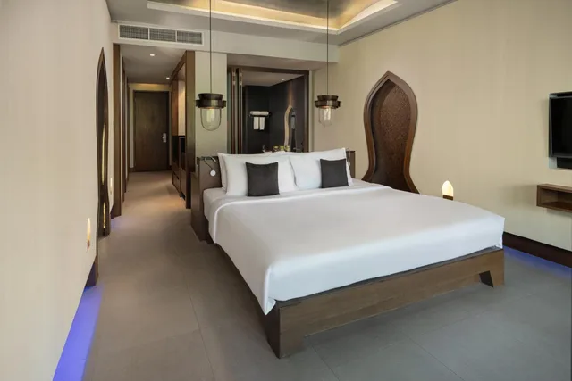 غرفة بريميير بسرير كينج بجاكوزي، Avista Hideaway Phuket Patong MGallery 3/10