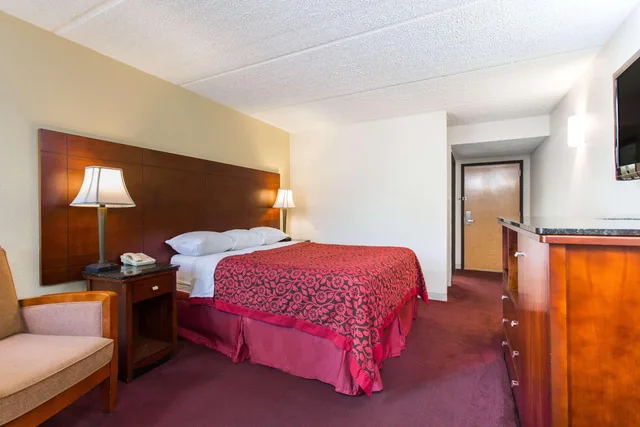 Room, Queen Bed, Smoking, Rodeway Inn High Point/Archdale 1/1