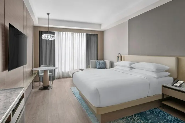 Guest Room, Premier, King Bed, City View, Navi Mumbai Marriott Hotel 2/7