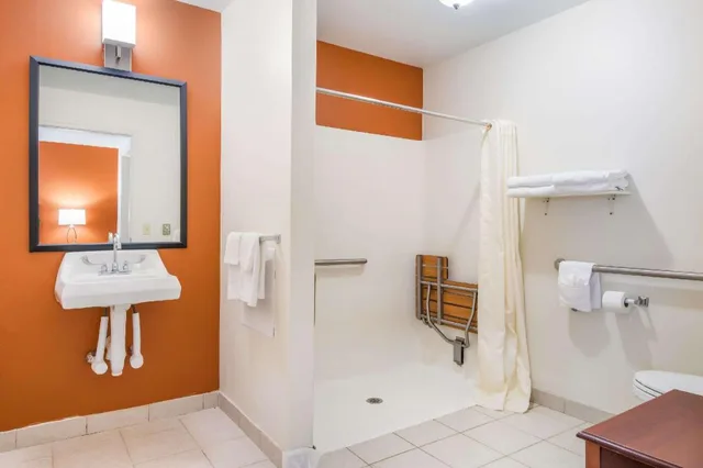 غرفة رباعية بسريرين كوين لذوي الإعاقة، Sleep Inn & Suites Ronks - Lancaster Area 5/6