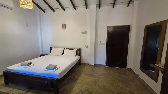 غرفة قياسية بسرير كينج، Riverside Cabanas 1/10