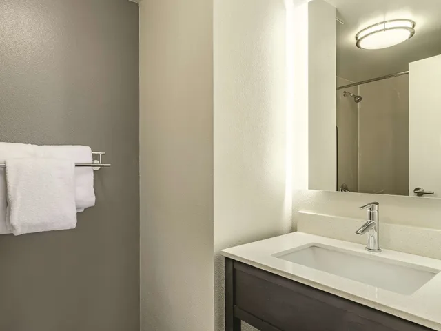 غرفة بسرير كوين، La Quinta Inn and Suites by Wyndham Warwick Providence Airport 3/3