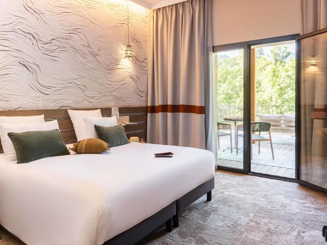 غرفة ديلوكس عائلية كبيرة بسرير كينج بإطلالة على الجبل بشرفة، Mercure Ax Les Thermes 1/4