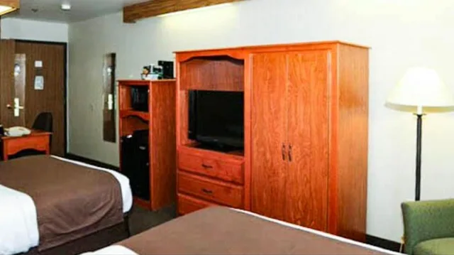 2 Queen Beds - Mobil Access RI Shr Nsmk Ktchn، Studio6 Minot, ND 5/5