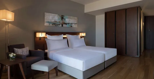 غرفة تنفيذية بسريرين منفصلين بإطلالة على البحر، Hilton Beirut Downtown 1/3