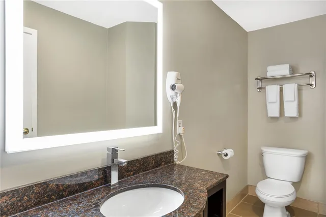 جناح بسرير كوين مع أريكة بمنطقة جلوس، Best Western Fort Lee 3/3