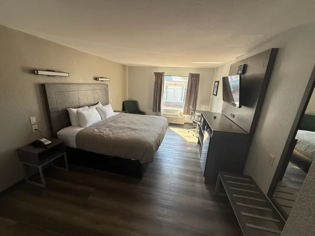 غرفة بسرير كينج بجاكوزي، Quality Inn & Suites Biloxi - Ocean Springs 3/7