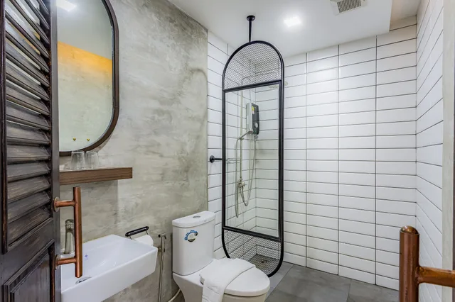 غرفة بسرير كينج بشرفة، The Wood Hotel 4/6