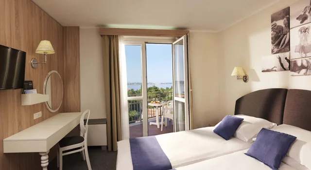غرفة قياسية بسرير مزدوج بإطلالة على البحر بشرفة، Socializing Hotel Mirna Lifeclass Hotels Spa 2/4