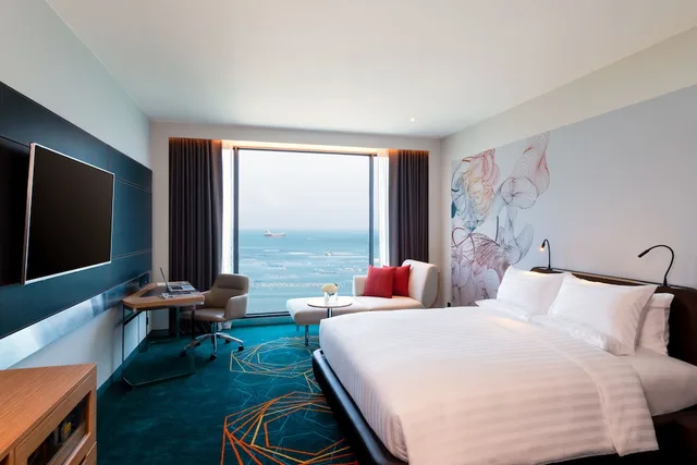 غرفة بريميير ديلوكس بسرير كينج بإطلالة على البحر مع دخول الصالة، Novotel Marina Sriracha 6/10