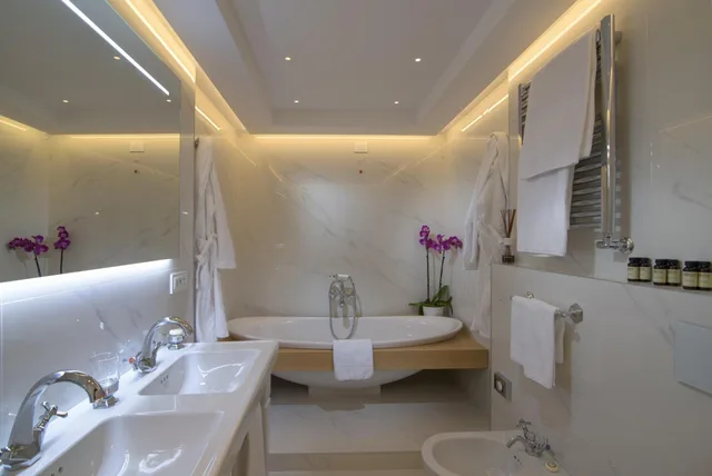 Sky, Suite, King Bed, Sofa، Degli Artisti 3/3