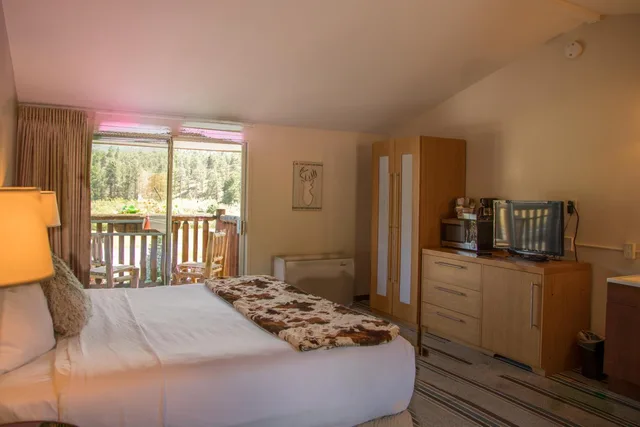 غرفة بسرير كينج بشرفة، Alpine Trail Ridge Inn 2/9