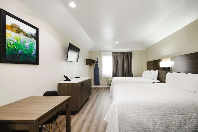 غرفة بسريرين كوين بمطبخ صغير لذوي الإعاقة، SureStay Studio by Best Western Conroe Downtown 4/10