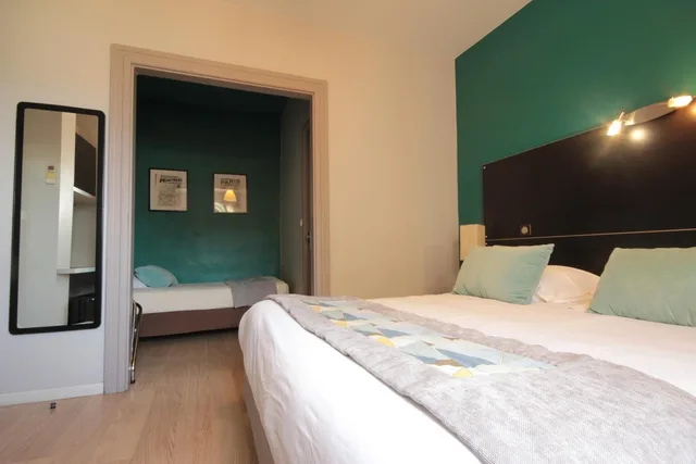 غرفة ثلاثية، Hotel Des Arts 4/7