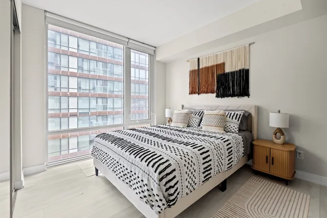 شقة حصرية بسريرين كوين بإطلالة على المدينة بغرفتي نوم مع أريكة بمطبخ، Teahouse Condos in Downtown Toronto 5/10