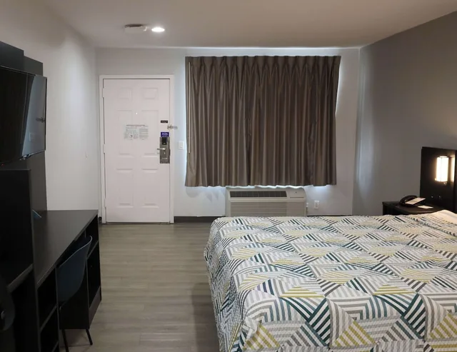 غرفة ديلوكس بسرير كينج لذوي الإعاقة، Motel6 San Diego, CA - Southbay 2/3