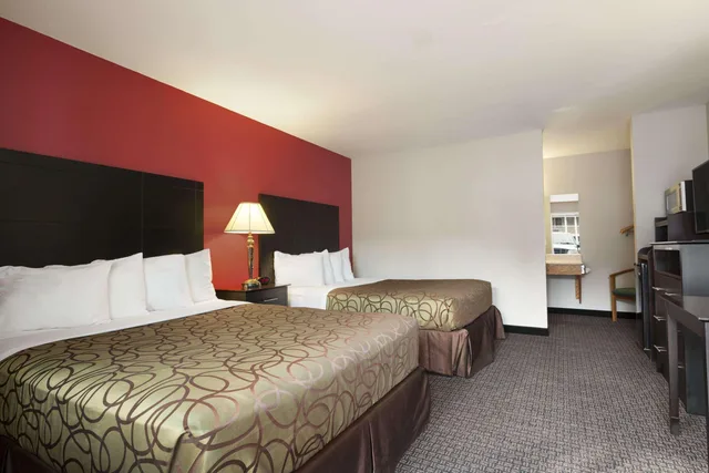غرفة ديلوكس بسريرين كوين، Travelodge by Wyndham Traverse City MI 1/1