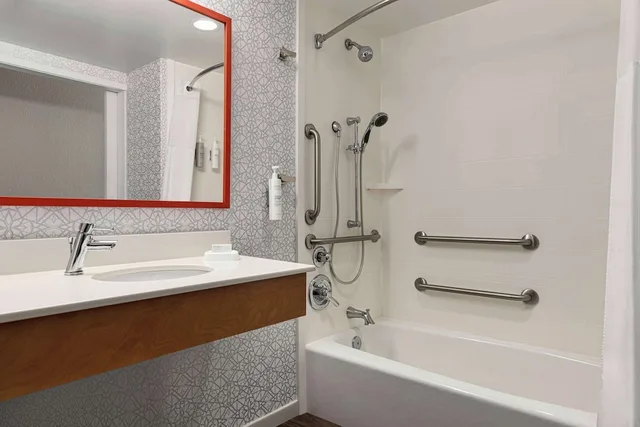 غرفة قياسية بسرير كينج بحوض استحمام لذوي الإعاقة، Hampton Inn Charlottesville 5/6