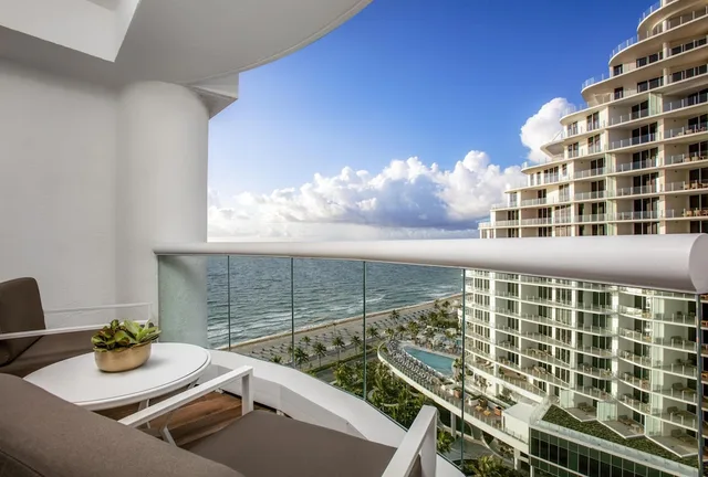 Junior Suite, King Bed, Partial Ocean View, Sofa, Bathtub, Accessible, Conrad Fort Lauderdale Beach 9/9