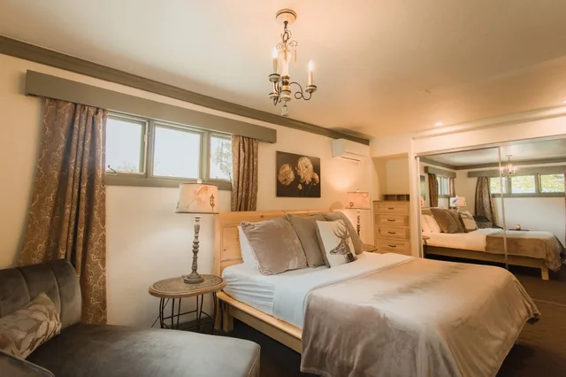 Fireside, Loft, Luxury, 2 King Beds, Sofa، Highland Haven Creekside Inn 2/3