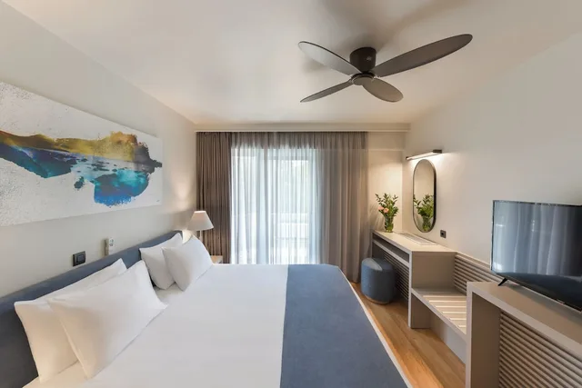 جناح عائلي بسرير كينج مع أريكة، Blazer Suites 1/3