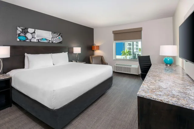 Room, King Bed, Bathtub, Accessible, Caretta Landing Sarasota, an Ascend Collection Hotel 2/5