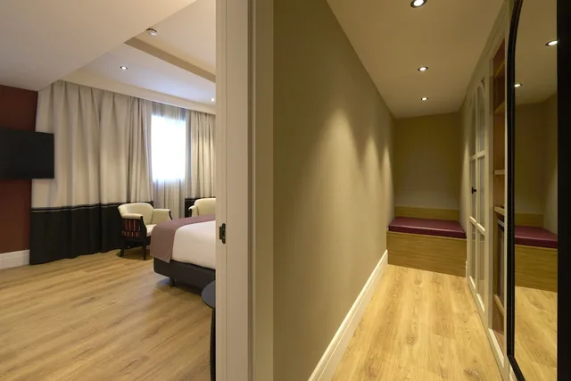 جناح جونيور ديلوكس بانورامي بسرير كينج بإطلالة على المدينة بمسبح خاص، Hotel Catalonia Ramblas 3/4