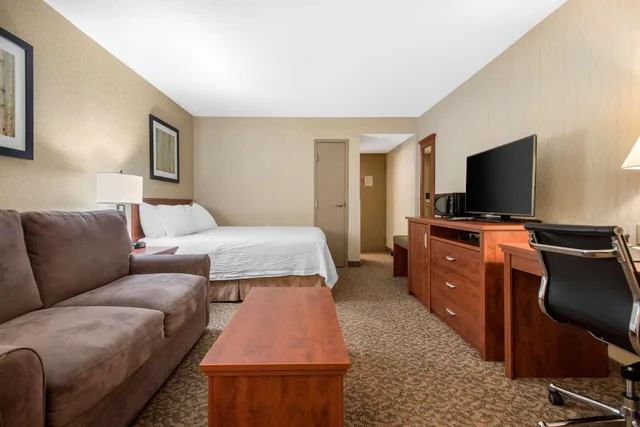 غرفة بسرير مزدوج، Clarion Hotel & Suites Brandon 5/7