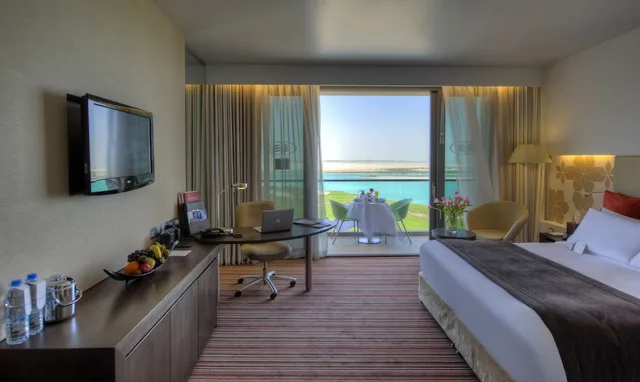 جناح بسرير كينج بإطلالة على المدينة بغرفة نوم واحدة للمدخنين، Crowne Plaza Abu Dhabi Yas Island 4/5