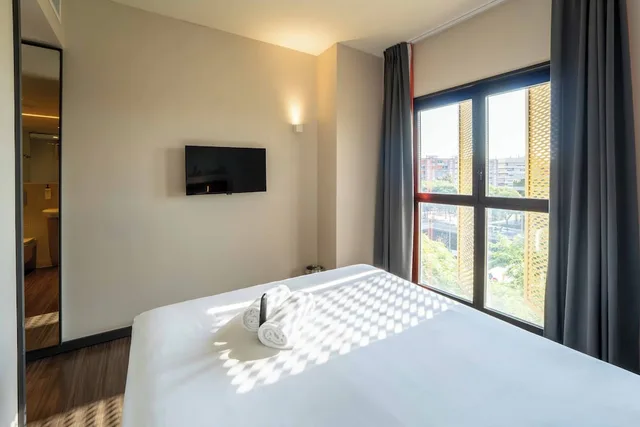 غرفة قياسية بسرير مزدوج، easyHotel Barcelona Fira 1/10
