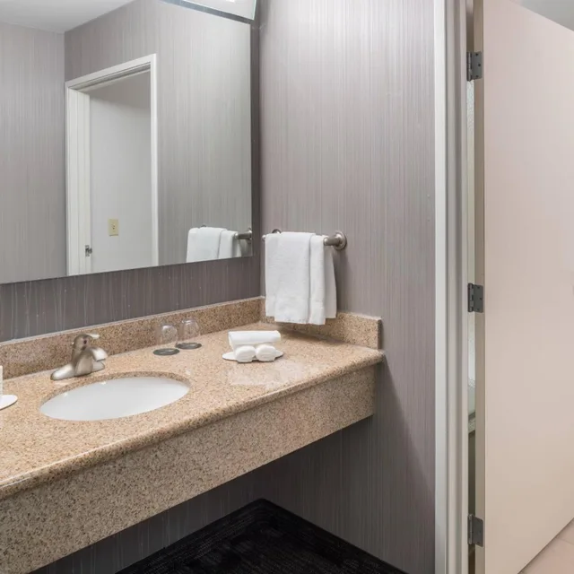 Room, Queen Bed, Balcony, Courtyard by Marriott West Orange 3/3