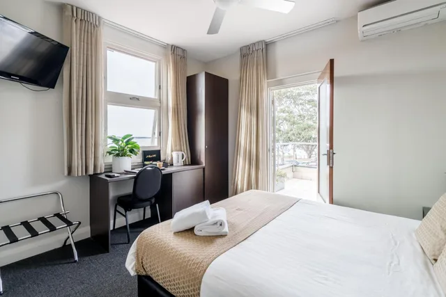 غرفة بسرير كوين بإطلالة على البحر بشرفة، The Huskisson 5/6
