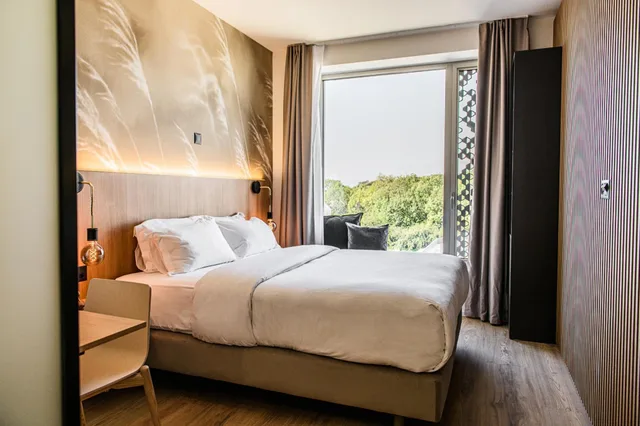 جناح جونيور، Afterwork Hotel 4/10