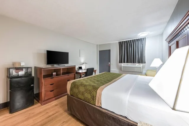 غرفة قياسية بسرير كينج، Rodeway Inn St. Joseph MI 4/8