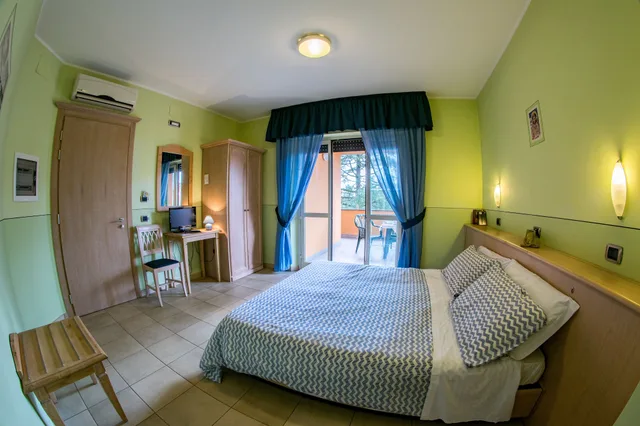 Superior, Queen Bed, Hotel Cladan 2/10