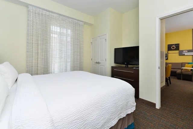 جناح بسرير كينج بغرفة نوم واحدة مع أريكة، RESIDENCE INN CHAMPAIGN 2/5