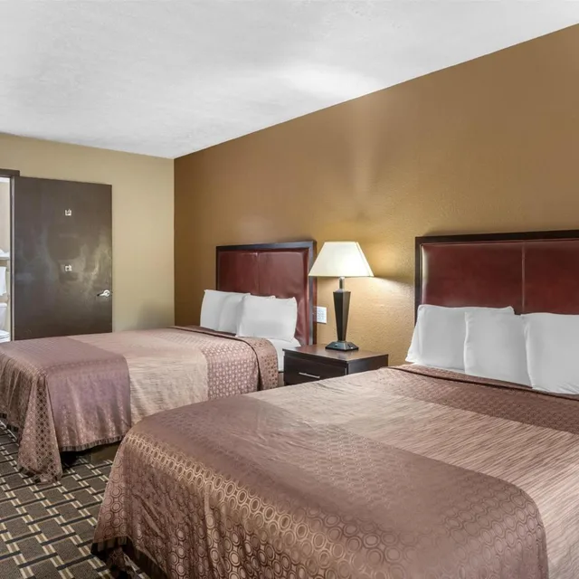 غرفة بسريرين مزدوجين بحوض استحمام لذوي الإعاقة، SureStay Hotel by Best Western Summersville 4/8