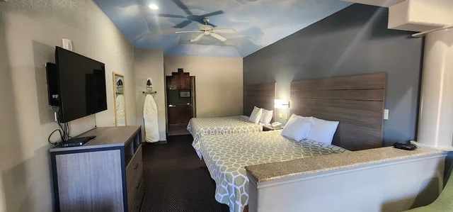 غرفة بسريرين كينج للمدخنين بمطبخ صغير، Regency Inn & Suites By Capital O Houston IAH Airport 4/10