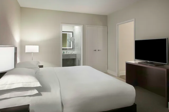 جناح بسرير كينج بغرفة نوم واحدة بمطبخ، Hilton Toronto Markham Suites Conference Centre Spa 1/1