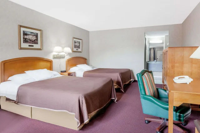 Family, 2 Queen Beds, Howard Johnson By Wyndham Niagara Falls 2/5
