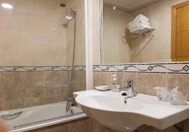 غرفة ثلاثية، Hotel Reina Isabel 6/7