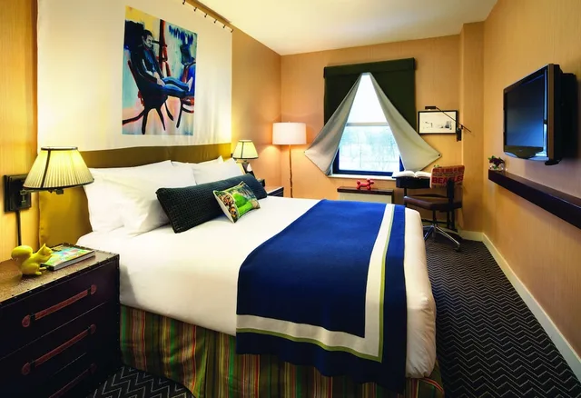 غرفة بسرير كوين بإطلالة على البحيرة، Lincoln Hotel 3/8