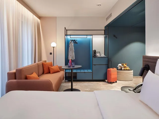 Family, King Bed, Sofa, Novotel Hamburg Central Station 1/6
