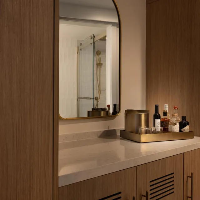 Renovated, Junior Suite, King Bed, City View، The Sunny Miami Sunny Isles Beach, Curio Collection by Hilton 3/3