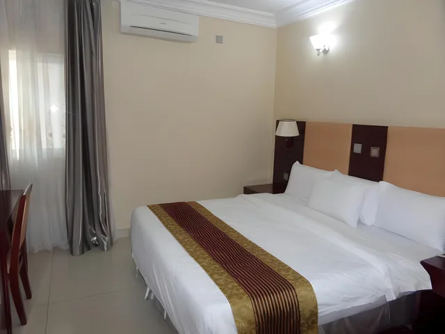 غرفة تنفيذية بسرير مزدوج بشرفة، Barcelona Hotels Abuja 1/1