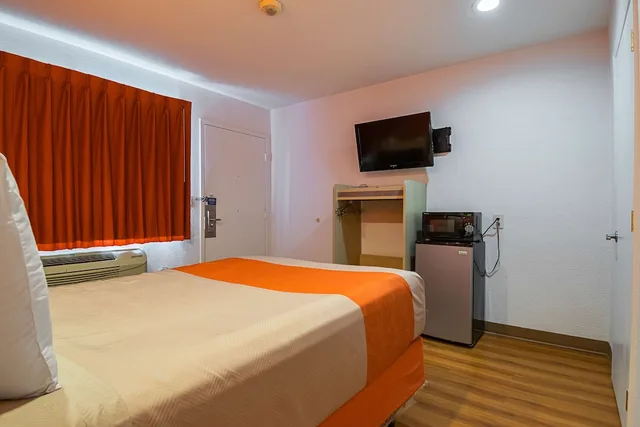 Standard, Queen Bed, Smoking, Motel6 Lost Hills, CA 6/9