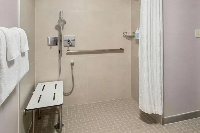 غرفة بسريرين مزدوجين بحوض استحمام لذوي الإعاقة، Courtyard By Marriott Newark Liberty International Airport 4/6