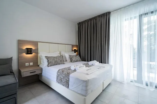 غرفة بسرير مزدوج بإطلالة على المسبح، Avaton Luxury Resort and Spa 1/4