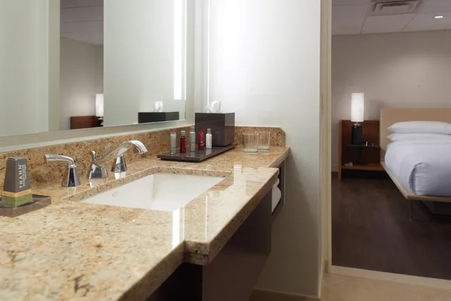 جناح تنفيذي بسرير كينج مع أريكة مع دخول الصالة، Atlanta Marriott Marquis 2/5