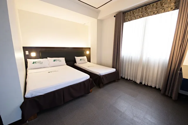 غرفة قياسية بسرير مزدوج وسرير فردي، Hotel Henrico Kisad 1/2